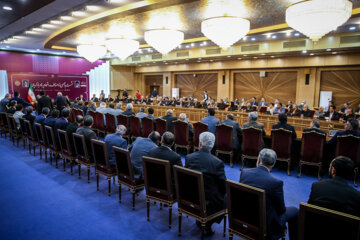 دیدار جمعی از اصناف و بازاریان با رئیس جمهور 23 دیدار جمعی از اصناف و بازاریان با رئیس جمهور