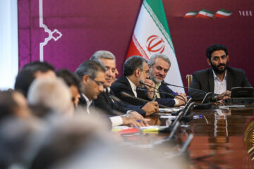 دیدار جمعی از اصناف و بازاریان با رئیس جمهور 16 دیدار جمعی از اصناف و بازاریان با رئیس جمهور