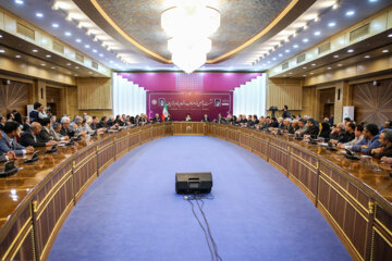 دیدار جمعی از اصناف و بازاریان با رئیس جمهور 14 دیدار جمعی از اصناف و بازاریان با رئیس جمهور