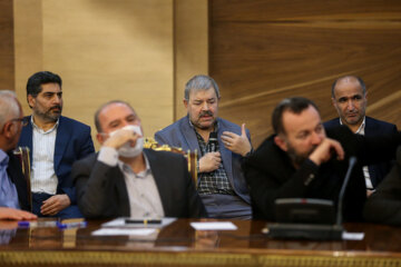 دیدار جمعی از اصناف و بازاریان با رئیس جمهور 17 دیدار جمعی از اصناف و بازاریان با رئیس جمهور