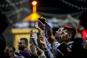 Los rituales de la vigilia en Laylat al-Qadr en el santuario sagrado del Imam Reza (P) 