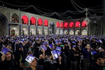 21ème nuit du Ramadan 2023 en Iran : longues veillées de prière au sanctuaire sacré de l'Imam Reza (P) à Machhad au nord-est (Photo : Mohsen Bakhsandeh)