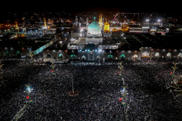 21ème nuit du Ramadan 2023 en Iran : longues veillées de prière au sanctuaire sacré de l'Imam Reza (P) à Machhad au nord-est (Photo : Mohsen Bakhsandeh)