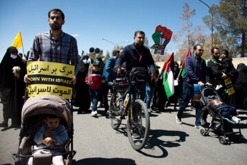 IRNA-La marche de la Journée mondiale du Qods s'est tenue ce vendredi 14 avril 2023 à Semnan au centre au dernier vendredi du Ramadan avec la présence du peuple en jeun et anti-arrogant de l'Iran islamique et en guise du soutien au peuple opprimé et puissant de Palestine. (Photo : Ali Abak)