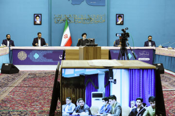Téhéran (IRNA)-Le dimanche soir 16 avril 2023, un groupe d'adolescents a rencontré et discuté avec le président de la République islamique d’Iran, Seyyed Ebrahim Raissi à Téhéran. (Photo : Akbar Tavakoli)