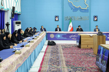 Téhéran (IRNA)-Le dimanche soir 16 avril 2023, un groupe d'adolescents a rencontré et discuté avec le président de la République islamique d’Iran, Seyyed Ebrahim Raissi à Téhéran. (Photo : Akbar Tavakoli)