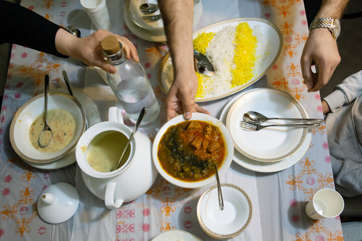 آیا غذای خود را کمتر از ۲۰ دقیقه میخورید؟ کمی آهستهتر!