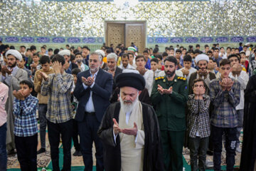 En image les élèves garçon qui ont fait le Ramadan pour la première fois cette année. La première célébration de leur jeûne a eu lieu le lundi soir (18 avril 2023) soit le 26e jour du mois sacré du Ramadan dans le sanctuaire de la très vénéré Masoumeh (P) dans la ville sainte de Qom près de Téhéran. (Photo : Hamid Abedi)
