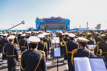 Desfile militar con motivo del Día Nacional del Ejército de Irán
