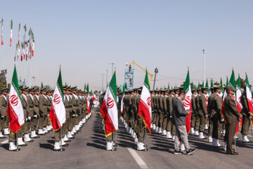 ارتش با اقتدار از نظام جمهوری اسلامی ایران پاسداری می‌کند