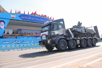 L’Iran expose ses équipements de défense lors du défilé national de l’Armée iranienne