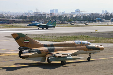 Desfile de aviones de combate de la Fuerza Aérea del Ejército iraní
