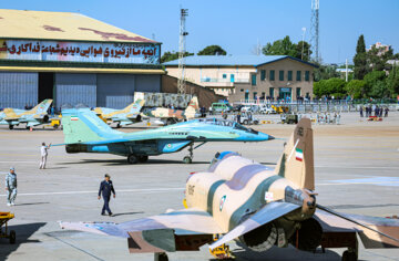 Desfile de aviones de combate de la Fuerza Aérea del Ejército iraní
