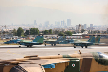 La Journée nationale de l'armée en Iran : le défilé des chasseurs de l'armée de l'air