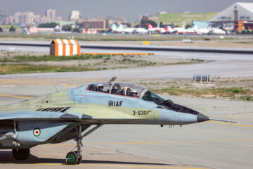 Desfile de aviones de combate de la Fuerza Aérea del Ejército iraní
