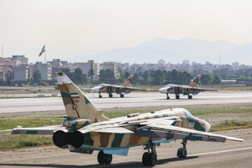 La Journée nationale de l'armée en Iran : le défilé des chasseurs de l'armée de l'air