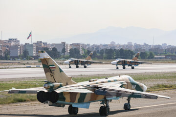 Desfile de aviones de combate de la Fuerza Aérea del Ejército iraní
