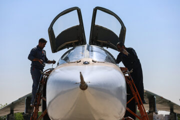 Desfile de aviones de combate de la Fuerza Aérea del Ejército iraní
