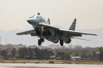 Desfile de aviones de combate de la Fuerza Aérea del Ejército iraní
