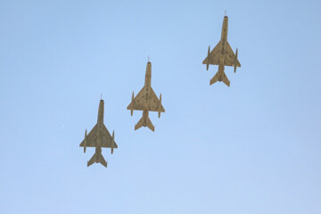 Desfile de aviones de combate de la Fuerza Aérea del Ejército iraní
