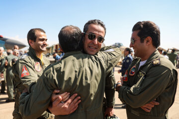 Desfile de aviones de combate de la Fuerza Aérea del Ejército iraní
