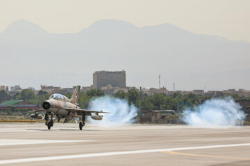 Desfile de aviones de combate de la Fuerza Aérea del Ejército iraní
