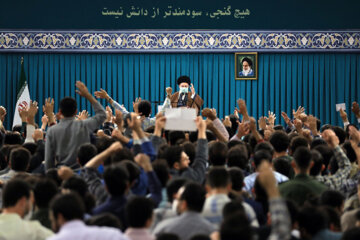 دیدار دانشجویی با چاشنی جشن تولد! / تریبون آزاد نقد دانشجویی در حسینیه امام خمینی (ره)