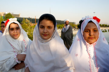 Celebran el primer ayuno de Ramadán de niñas teheraníes