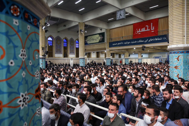 دیدار دانشجویی با چاشنی جشن تولد! / تریبون آزاد نقد دانشجویی در حسینیه امام خمینی (ره)