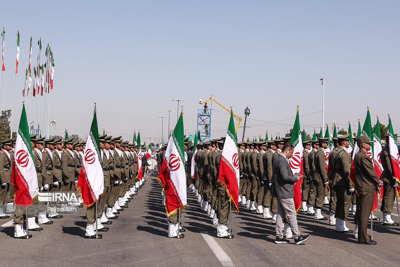 ارتش با اقتدار از نظام جمهوری اسلامی ایران پاسداری می‌کند