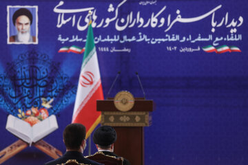 El presidente iraní se reúne con los embajadores de los países islámicos
