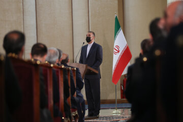 El presidente iraní se reúne con los embajadores de los países islámicos
