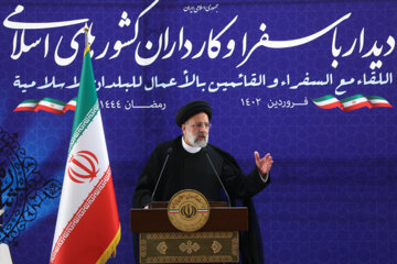 El presidente iraní se reúne con los embajadores de los países islámicos
