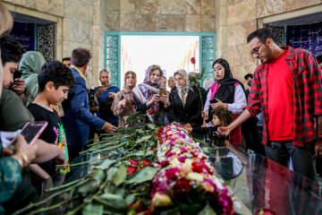 Fleurir la tombe de Sa'di de Chiraz, un poète très vénéré du XIIIe siècle