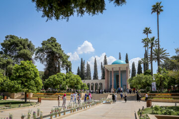 Fleurir la tombe de Sa'di de Chiraz, un poète très vénéré du XIIIe siècle