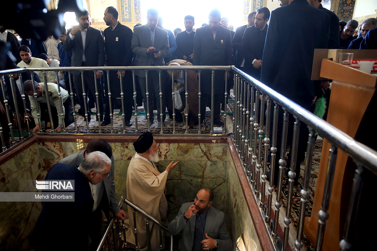 Ramazan Bayramı, ülkenin her yerinde olduğu gibi Meşhed’in mukaddes mekanlarından Hz. Muhammed’in torunlarından olan İmam Rıza’nın türbesinde de sevinçle karşılandı. Sabahın ilk ışıklarında yüzlerce kişi Bayram Namazını ihya etmek için İmam Rıza Türbesi’ne geldi.