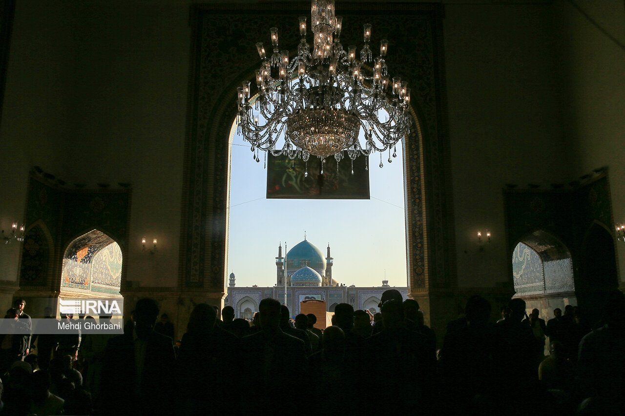 Ramazan Bayramı, ülkenin her yerinde olduğu gibi Meşhed’in mukaddes mekanlarından Hz. Muhammed’in torunlarından olan İmam Rıza’nın türbesinde de sevinçle karşılandı. Sabahın ilk ışıklarında yüzlerce kişi Bayram Namazını ihya etmek için İmam Rıza Türbesi’ne geldi.