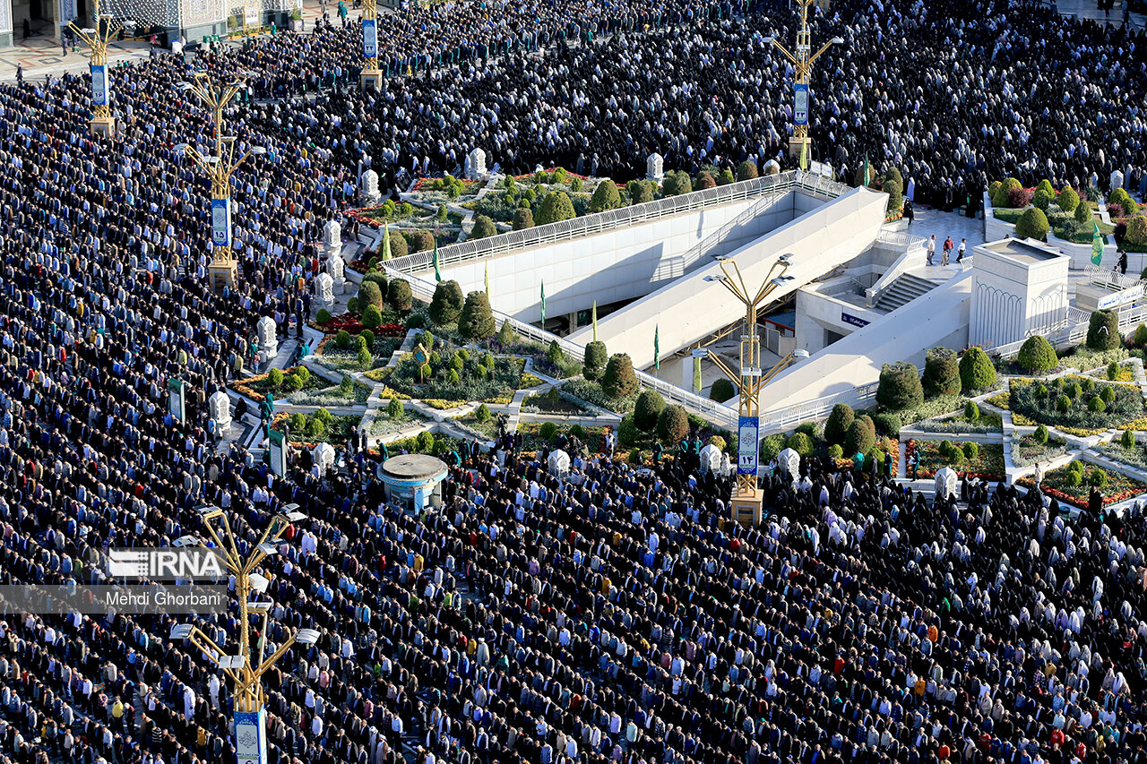 Ramazan Bayramı, ülkenin her yerinde olduğu gibi Meşhed’in mukaddes mekanlarından Hz. Muhammed’in torunlarından olan İmam Rıza’nın türbesinde de sevinçle karşılandı. Sabahın ilk ışıklarında yüzlerce kişi Bayram Namazını ihya etmek için İmam Rıza Türbesi’ne geldi.