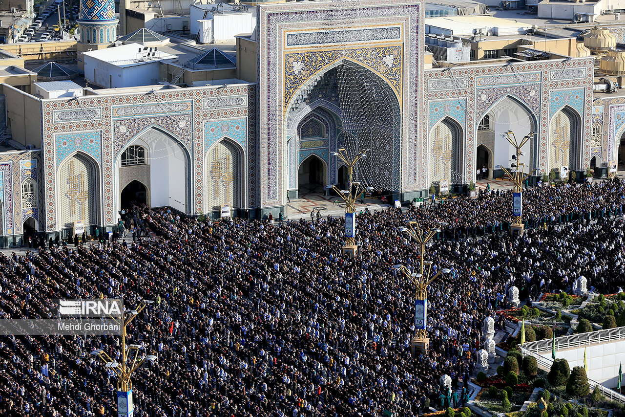 Ramazan Bayramı, ülkenin her yerinde olduğu gibi Meşhed’in mukaddes mekanlarından Hz. Muhammed’in torunlarından olan İmam Rıza’nın türbesinde de sevinçle karşılandı. Sabahın ilk ışıklarında yüzlerce kişi Bayram Namazını ihya etmek için İmam Rıza Türbesi’ne geldi.