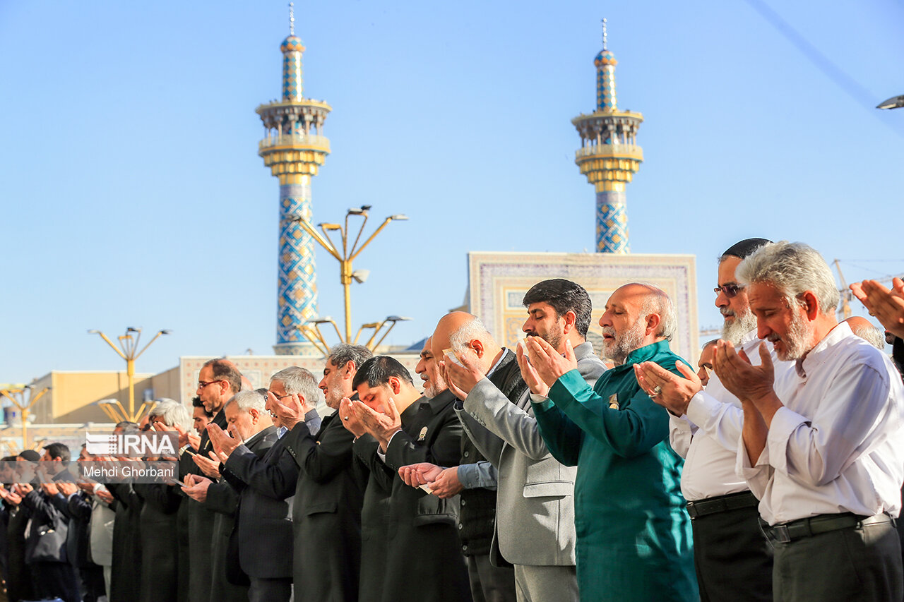 Ramazan Bayramı, ülkenin her yerinde olduğu gibi Meşhed’in mukaddes mekanlarından Hz. Muhammed’in torunlarından olan İmam Rıza’nın türbesinde de sevinçle karşılandı. Sabahın ilk ışıklarında yüzlerce kişi Bayram Namazını ihya etmek için İmam Rıza Türbesi’ne geldi.