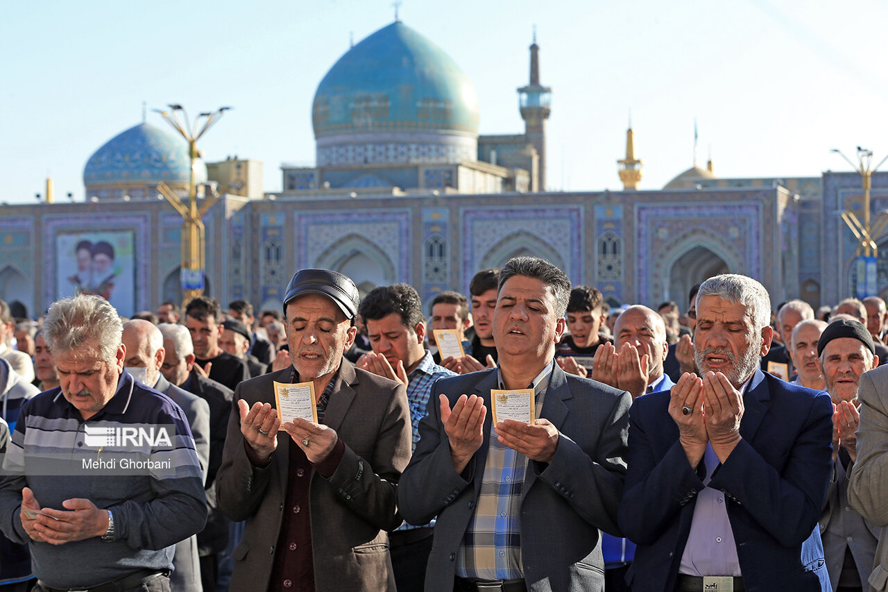 Ramazan Bayramı, ülkenin her yerinde olduğu gibi Meşhed’in mukaddes mekanlarından Hz. Muhammed’in torunlarından olan İmam Rıza’nın türbesinde de sevinçle karşılandı. Sabahın ilk ışıklarında yüzlerce kişi Bayram Namazını ihya etmek için İmam Rıza Türbesi’ne geldi.