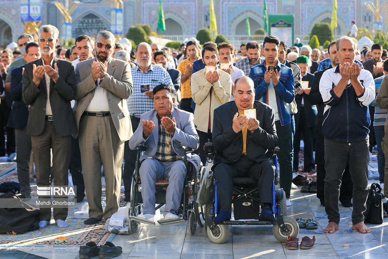 Ramazan Bayramı, ülkenin her yerinde olduğu gibi Meşhed’in mukaddes mekanlarından Hz. Muhammed’in torunlarından olan İmam Rıza’nın türbesinde de sevinçle karşılandı. Sabahın ilk ışıklarında yüzlerce kişi Bayram Namazını ihya etmek için İmam Rıza Türbesi’ne geldi.