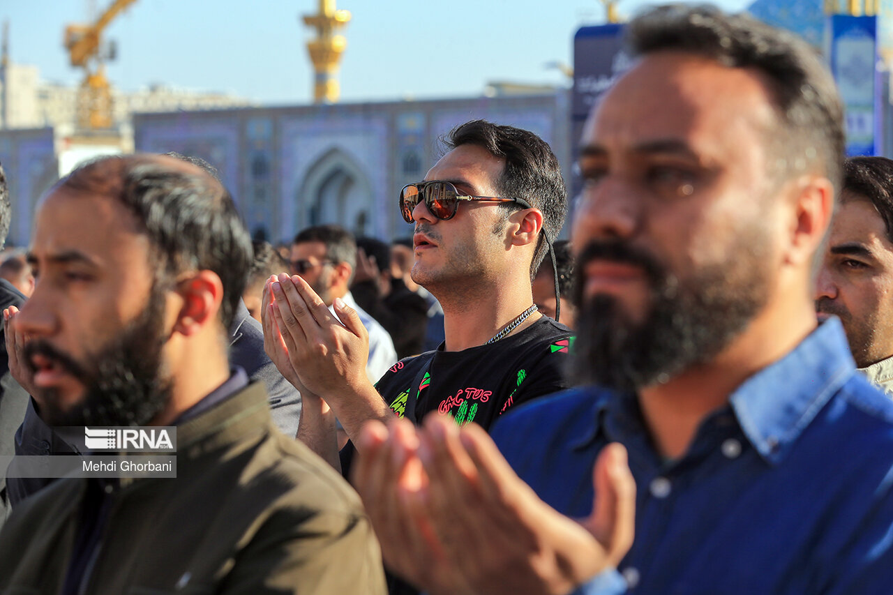 Ramazan Bayramı, ülkenin her yerinde olduğu gibi Meşhed’in mukaddes mekanlarından Hz. Muhammed’in torunlarından olan İmam Rıza’nın türbesinde de sevinçle karşılandı. Sabahın ilk ışıklarında yüzlerce kişi Bayram Namazını ihya etmek için İmam Rıza Türbesi’ne geldi.