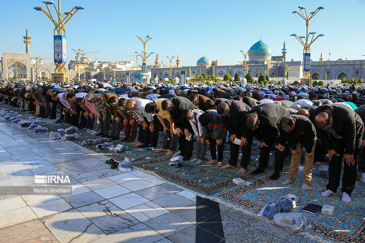 Ramazan Bayramı, ülkenin her yerinde olduğu gibi Meşhed’in mukaddes mekanlarından Hz. Muhammed’in torunlarından olan İmam Rıza’nın türbesinde de sevinçle karşılandı. Sabahın ilk ışıklarında yüzlerce kişi Bayram Namazını ihya etmek için İmam Rıza Türbesi’ne geldi.