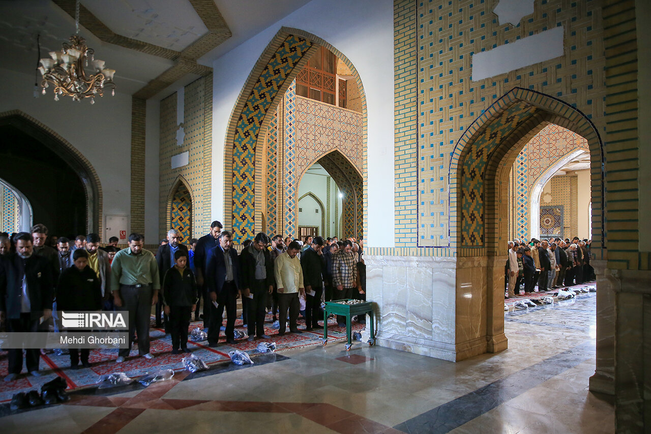 Ramazan Bayramı, ülkenin her yerinde olduğu gibi Meşhed’in mukaddes mekanlarından Hz. Muhammed’in torunlarından olan İmam Rıza’nın türbesinde de sevinçle karşılandı. Sabahın ilk ışıklarında yüzlerce kişi Bayram Namazını ihya etmek için İmam Rıza Türbesi’ne geldi.