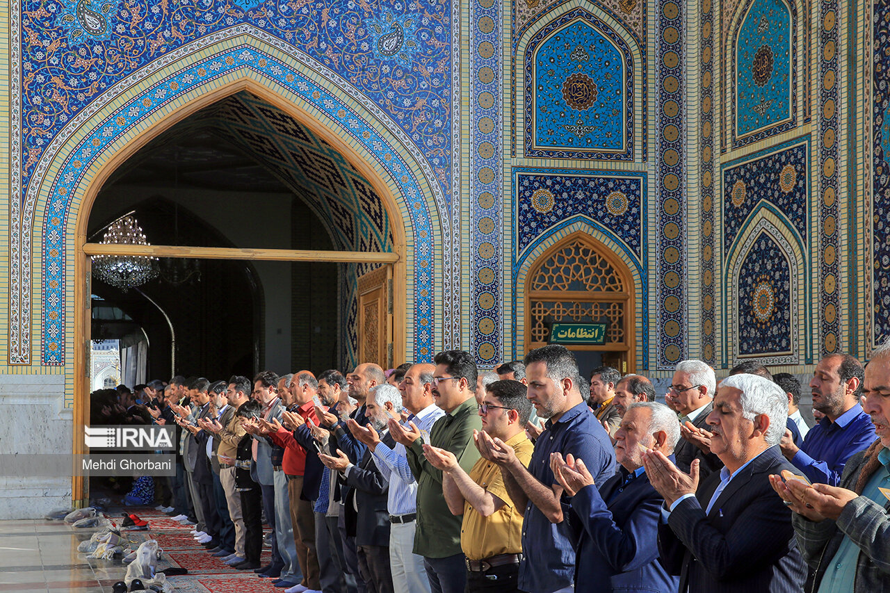 Ramazan Bayramı, ülkenin her yerinde olduğu gibi Meşhed’in mukaddes mekanlarından Hz. Muhammed’in torunlarından olan İmam Rıza’nın türbesinde de sevinçle karşılandı. Sabahın ilk ışıklarında yüzlerce kişi Bayram Namazını ihya etmek için İmam Rıza Türbesi’ne geldi.