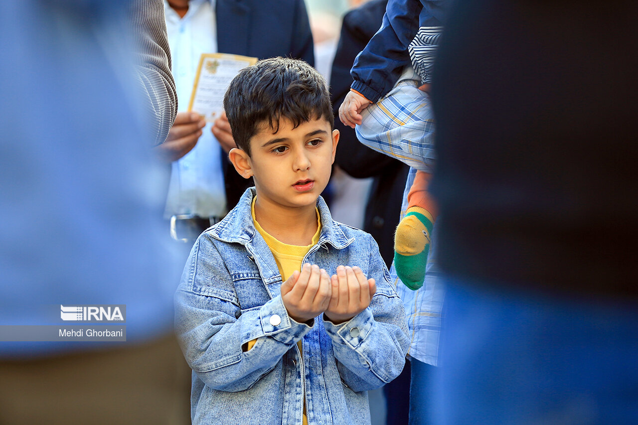 Ramazan Bayramı, ülkenin her yerinde olduğu gibi Meşhed’in mukaddes mekanlarından Hz. Muhammed’in torunlarından olan İmam Rıza’nın türbesinde de sevinçle karşılandı. Sabahın ilk ışıklarında yüzlerce kişi Bayram Namazını ihya etmek için İmam Rıza Türbesi’ne geldi.