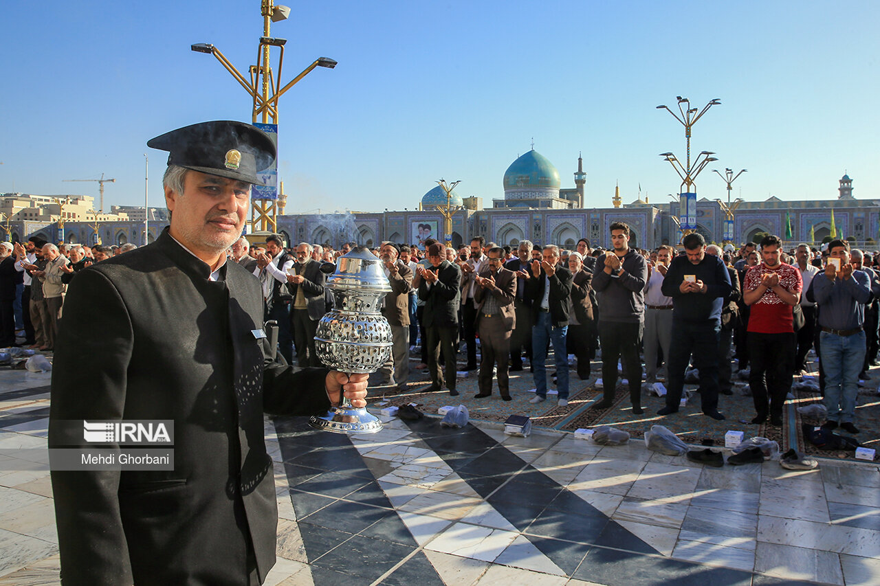 Ramazan Bayramı, ülkenin her yerinde olduğu gibi Meşhed’in mukaddes mekanlarından Hz. Muhammed’in torunlarından olan İmam Rıza’nın türbesinde de sevinçle karşılandı. Sabahın ilk ışıklarında yüzlerce kişi Bayram Namazını ihya etmek için İmam Rıza Türbesi’ne geldi.