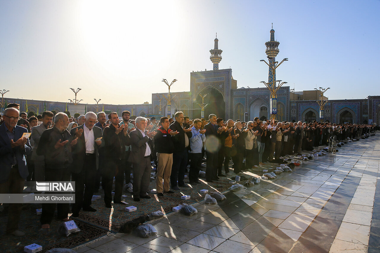 Ramazan Bayramı, ülkenin her yerinde olduğu gibi Meşhed’in mukaddes mekanlarından Hz. Muhammed’in torunlarından olan İmam Rıza’nın türbesinde de sevinçle karşılandı. Sabahın ilk ışıklarında yüzlerce kişi Bayram Namazını ihya etmek için İmam Rıza Türbesi’ne geldi.