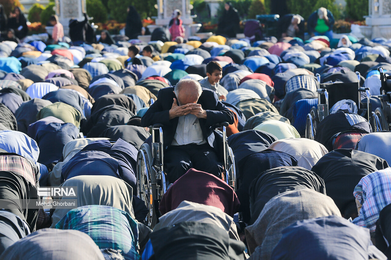 Ramazan Bayramı, ülkenin her yerinde olduğu gibi Meşhed’in mukaddes mekanlarından Hz. Muhammed’in torunlarından olan İmam Rıza’nın türbesinde de sevinçle karşılandı. Sabahın ilk ışıklarında yüzlerce kişi Bayram Namazını ihya etmek için İmam Rıza Türbesi’ne geldi.